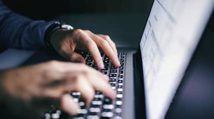 {{ image_alt:lapton-typing.png }}