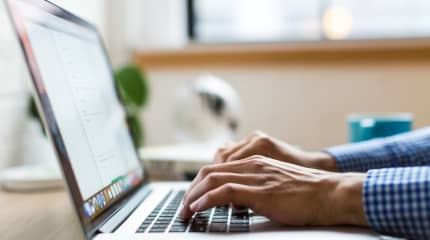 {{ image_alt:person-using-macbook-374720.jpg }}